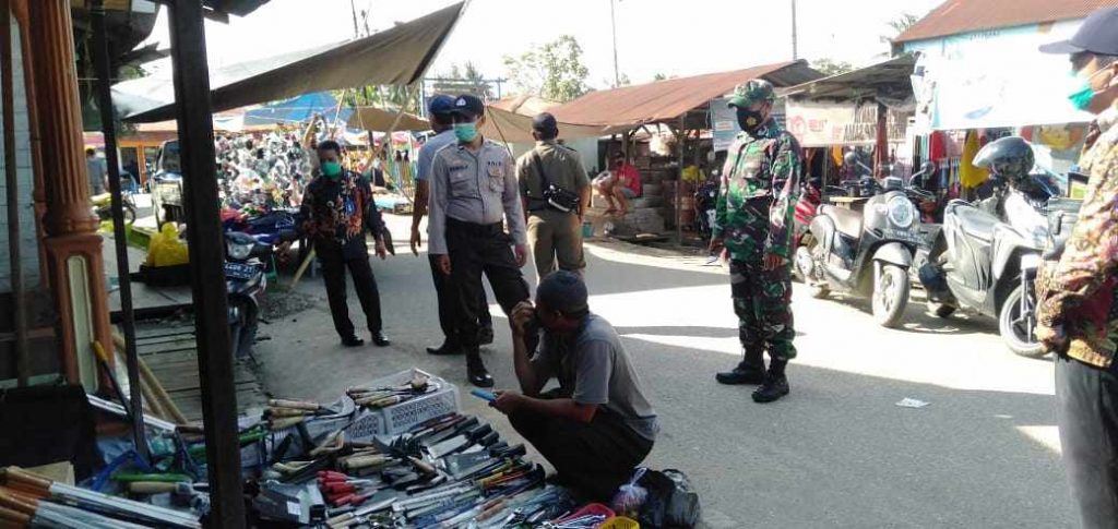 Polsek Waru dan Tim Gabungan Lakukan Upaya Pendisiplinan Protokol Kesehatan Kepada Masyarakat IMG 20201022 WA0035 compress55
