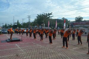 Jaga Imunitas Tubuh Ditengah Pandemi Covid-19, Polres Paser Rutin Laksanakan Olahraga Bersama WhatsApp Image 2020 10 02 at 06.44.45 300x200 1