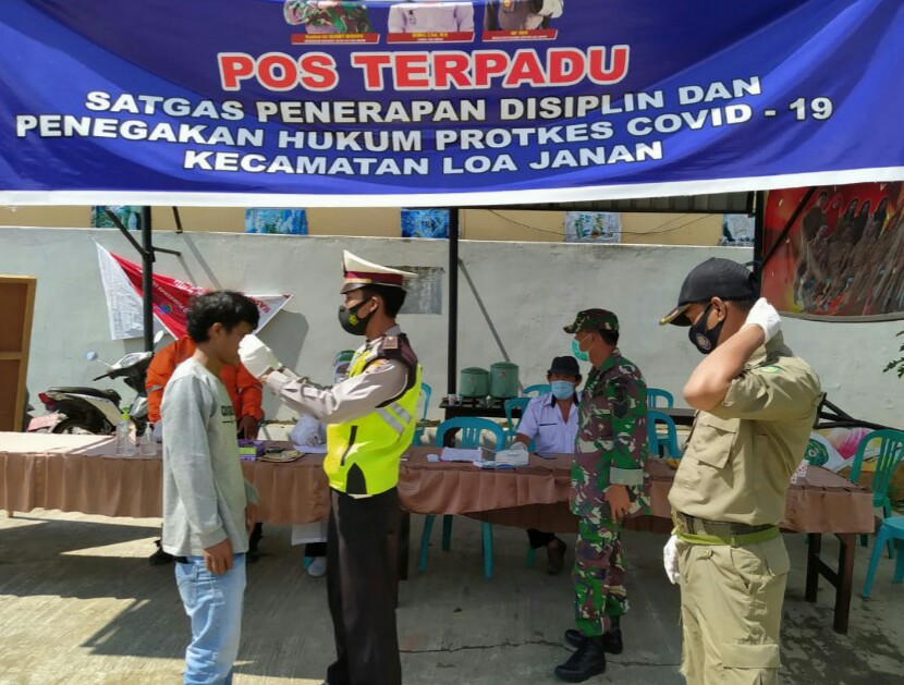 Operasi Yustisi Terus Digelar, Polsek Loa Janan Bersama Tim Satgas Covid-19 Tertibkan Masyarakat WhatsApp Image 2020 10 03 at 7.39.00 AM