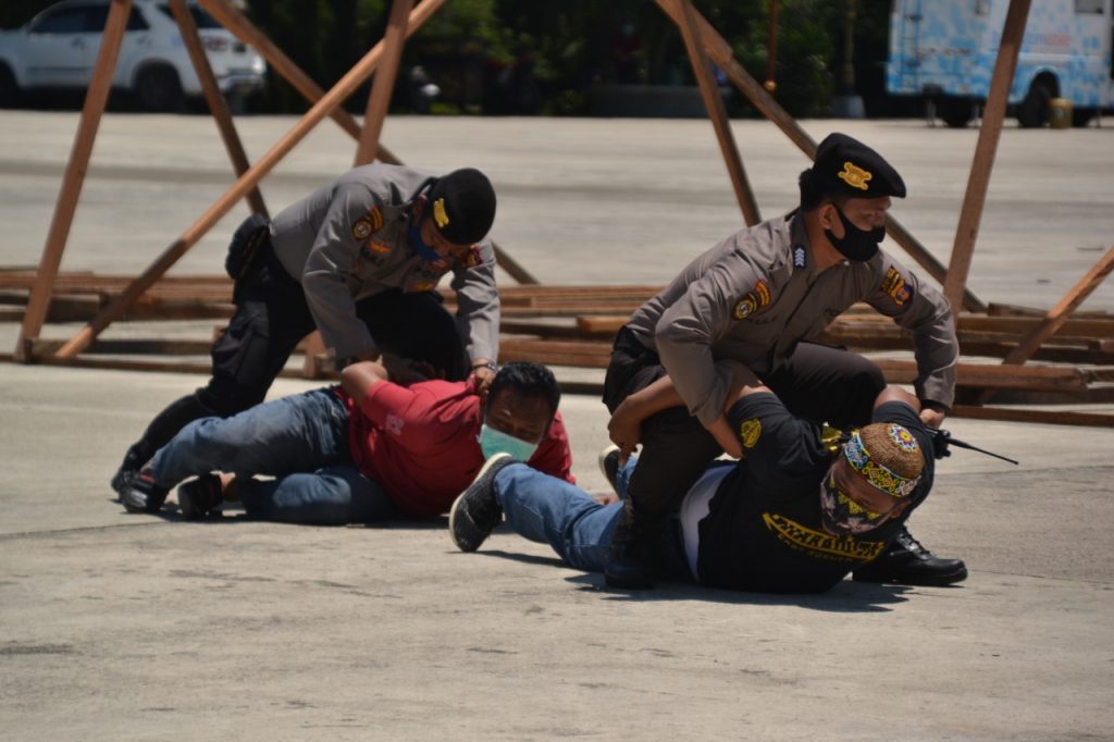 Tingkatkan Kemampuan Personil Jelang Pilkada 2020, Polres Kubar Gelar Sispamkota WhatsApp Image 2020 10 03 at 8.17.24 AM