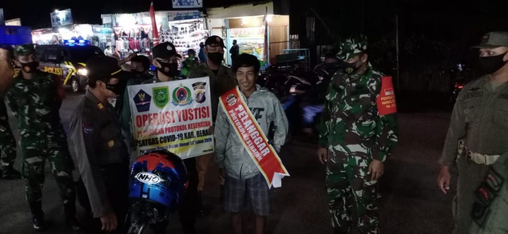 Ops Yustisi, Polres Berau Bersama Tim Satgas Covid-19 Berikan Teguran Pada Pelanggar Protokol Kesehatan WhatsApp Image 2020 10 04 at 10.46.29 AM