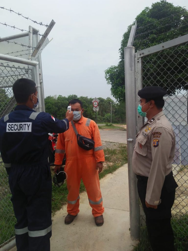 Ditpamobvit Polda Kaltim Berikan Pengamanan dan Monitoring Protokol Kesehatan di Kawasan PT. Eni ORF Muara Bakau WhatsApp Image 2020 10 04 at 9.09.05 AM