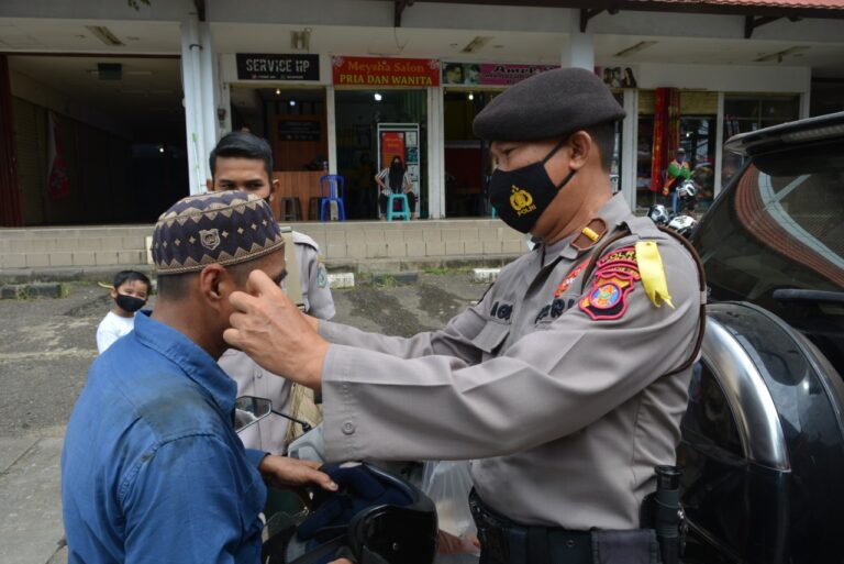 Cegah Covid-19, Personil Polres Paser Gencar Ingatkan Warga Patuhi Protokol Kesehatan WhatsApp Image 2020 10 07 at 10.27.59 1 768x513 1
