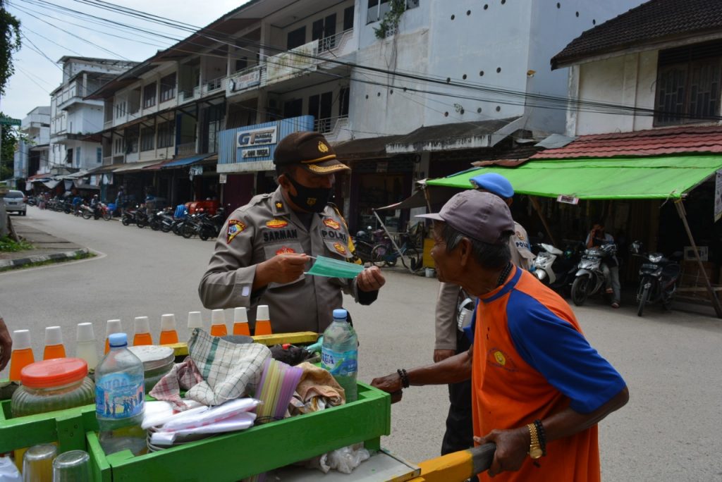 Patroli Gabungan, Polres Paser Lakukan Pendisiplinan Protokol Kesehatan Kepada Masyarakat WhatsApp Image 2020 10 07 at 12.00.14 PM