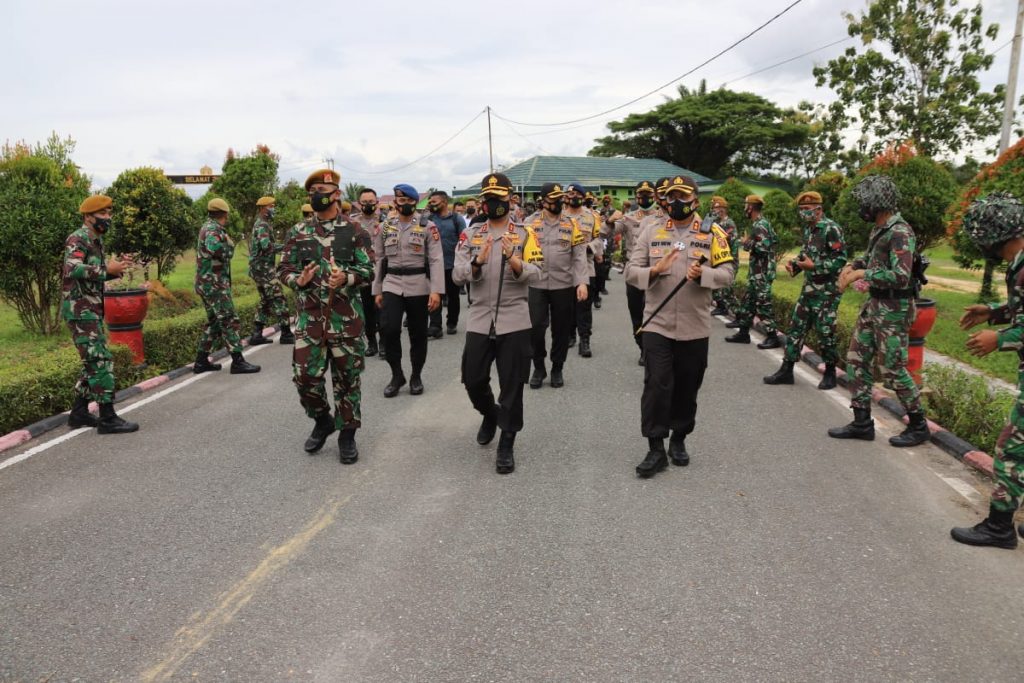 Jalin Sinergitas TNI-Polri, Kapolda Kaltim Kunjungi Markas Batalyon Armed 18/Komposit WhatsApp Image 2020 10 16 at 10.09.26 AM