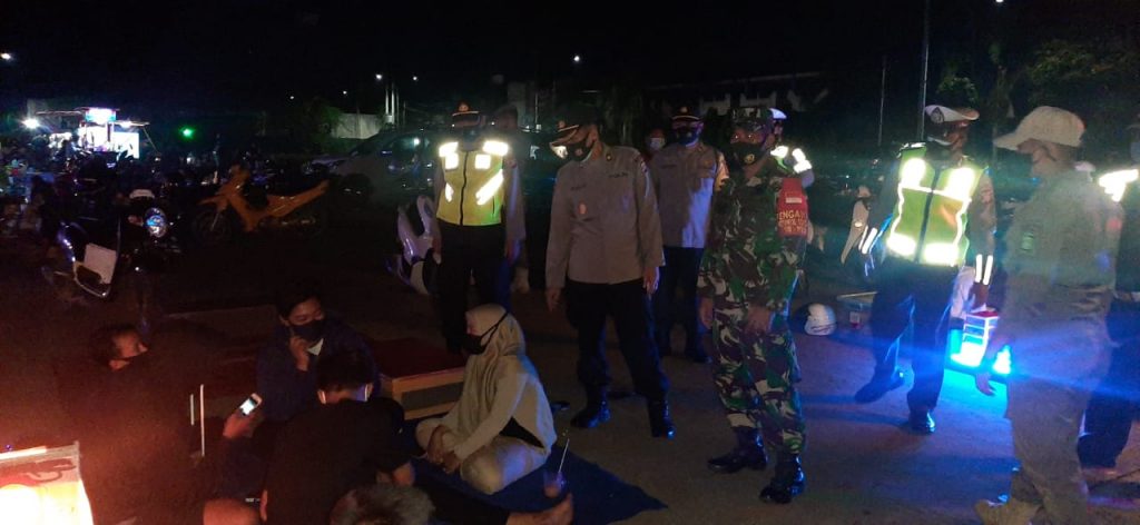 Gelar Apel Siaga, Polres Kukar Bersama TNI Dan Satpol PP Laksanakan Pendisiplinan Protokol Kesehatan WhatsApp Image 2020 10 24 at 9.17.50 AM