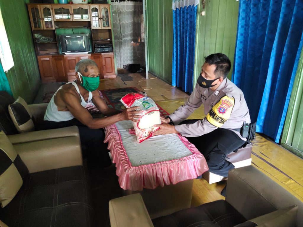 Polres Kukar Berikan Bantuan Sembako Kepada Masyarakat Kurang Mampu WhatsApp Image 2020 10 27 at 7.54.53 AM