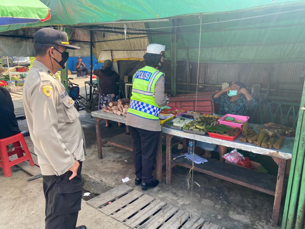 Polres Kukar Terapkan Disiplin Protokol Kesehatan di Pasar Tangga Arung WhatsApp Image 2020 10 27 at 8.42.42 AM