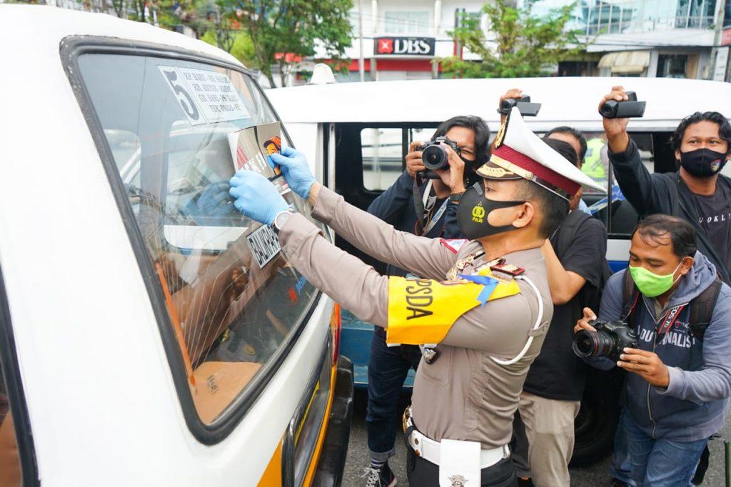 Ops Zebra Mahakam 2020, Dirlantas Polda Kaltim Pimpin Sosialisasi dan Pemasangan Stiker di Kendaraan WhatsApp Image 2020 10 27 at 9.04.44 AM