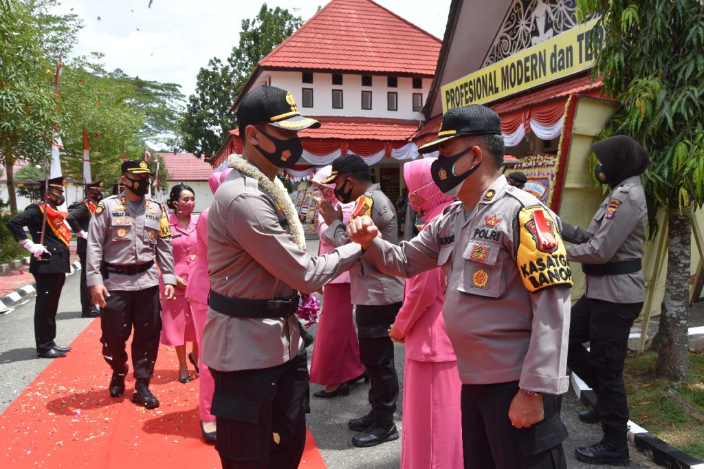 Tradisi Pedang Pora Iringi Pelepasan Mantan Kapolres Kutim kutim 1