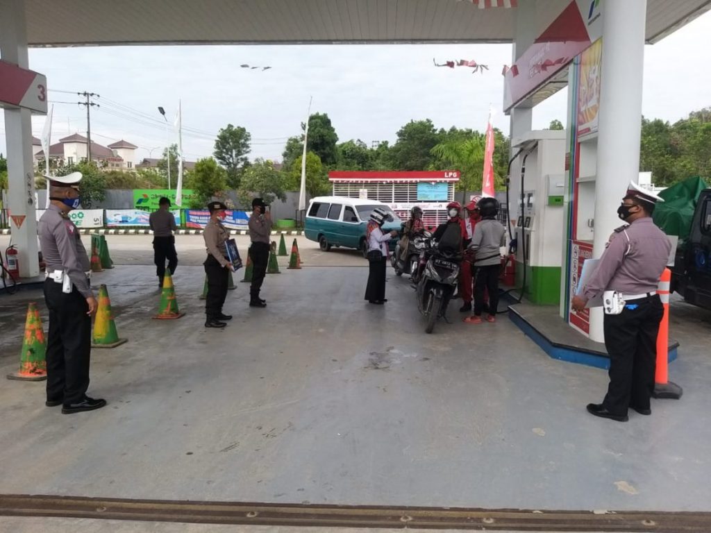 Polres PPU Berikan Sosialisasi Disiplin Protokol Kesehatan di SPBU ppu2