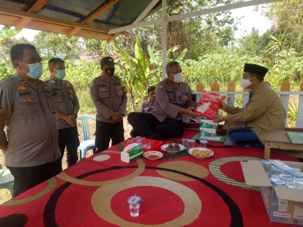 Bagikan Sembako, Polresta Samarinda Ingatkan Warga Patuhi Protokol Kesehatan smd 5