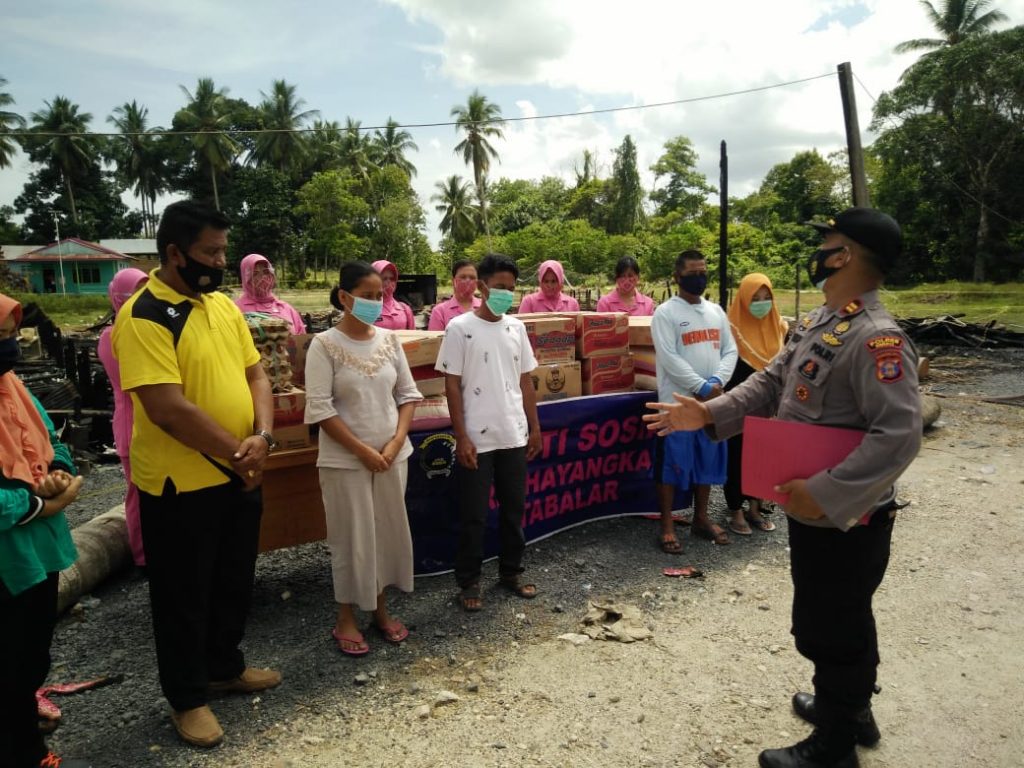 Peduli Korban Kebakaran, Polsek Tabalar Bersama Bhayangkari Laksanakan Bakti Sosial 1 10
