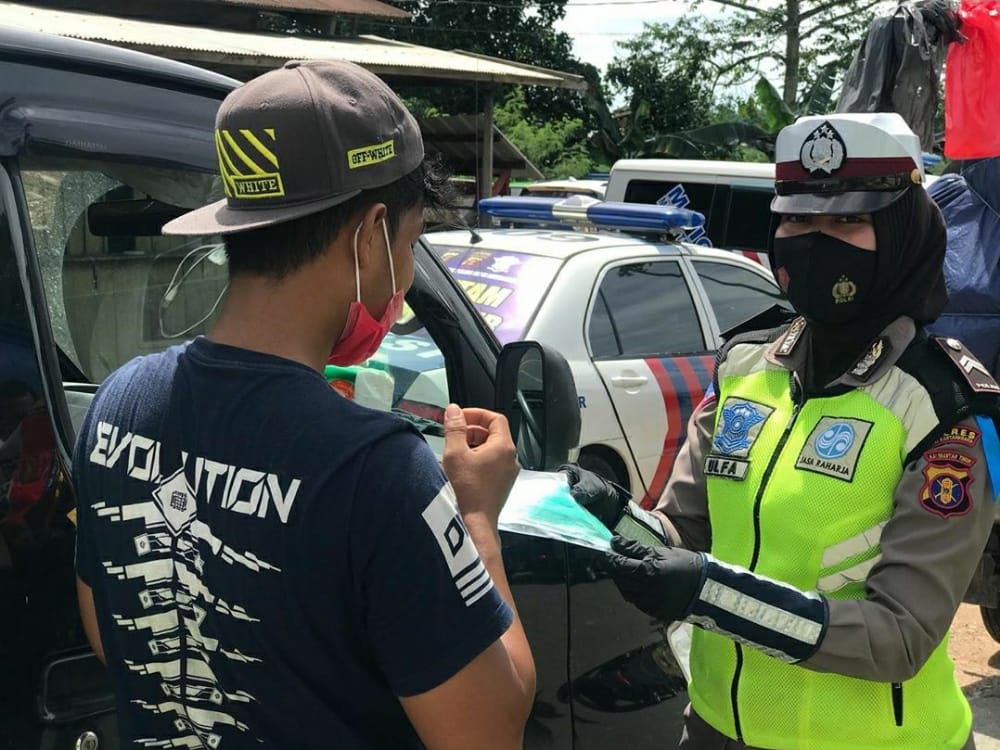 Polwan Polres Kukar Bagikan Masker dan Beri Imbauan Protokol Kesehatan Kepada Pengendara Bermotor 1 2