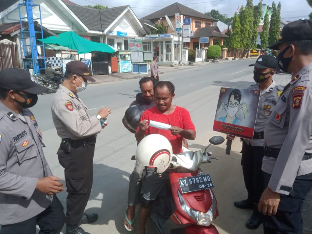 Cegah Penyebaran Covid-19, Polsek Samarinda Kota Bagikan Masker Kepada Masyarakat 10 11