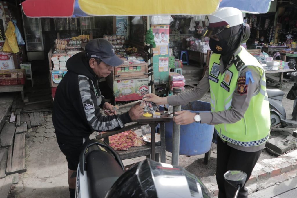 Ops Zebra Mahakam 2020, Dit Lantas Polda Kaltim Bagikan Masker Kepada Masyarakat Guna Cegah Penyebaran Covid-19 11 1
