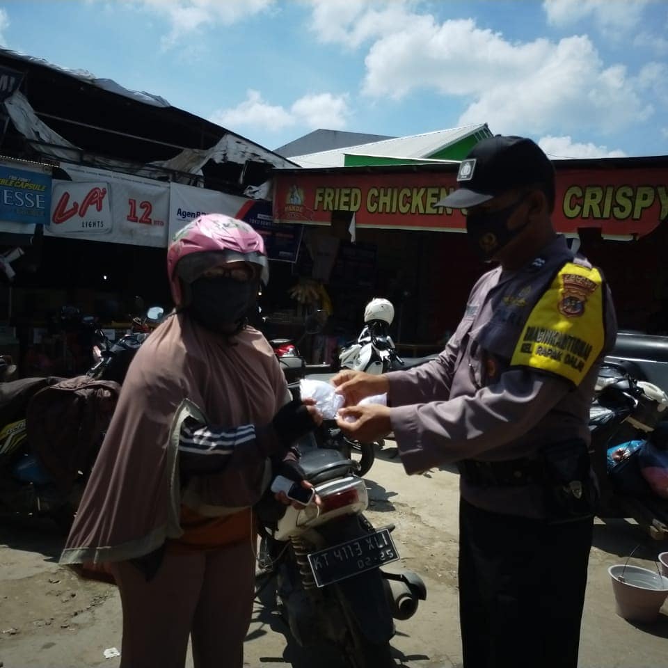 Wujudkan Kepedulian Terhadap Kesehatan Masyarakat Ditengah Pandemi Covid-19, Bhabinkamtibmas Kel Rapak Dalam Bagikan Masker 11 9