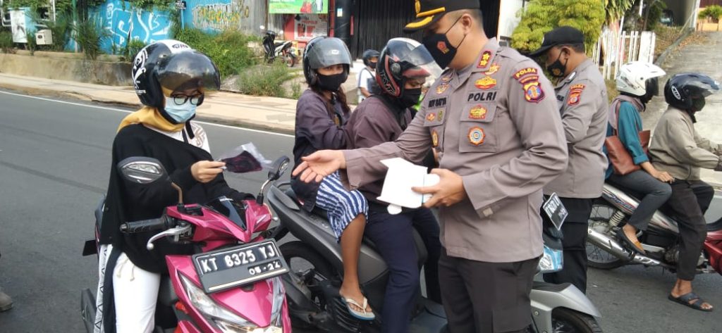 Cegah Penyebaran Covid-19, Dit Binmas Polda Kaltim Bagikan Masker Kepada Masyarakat 12 10