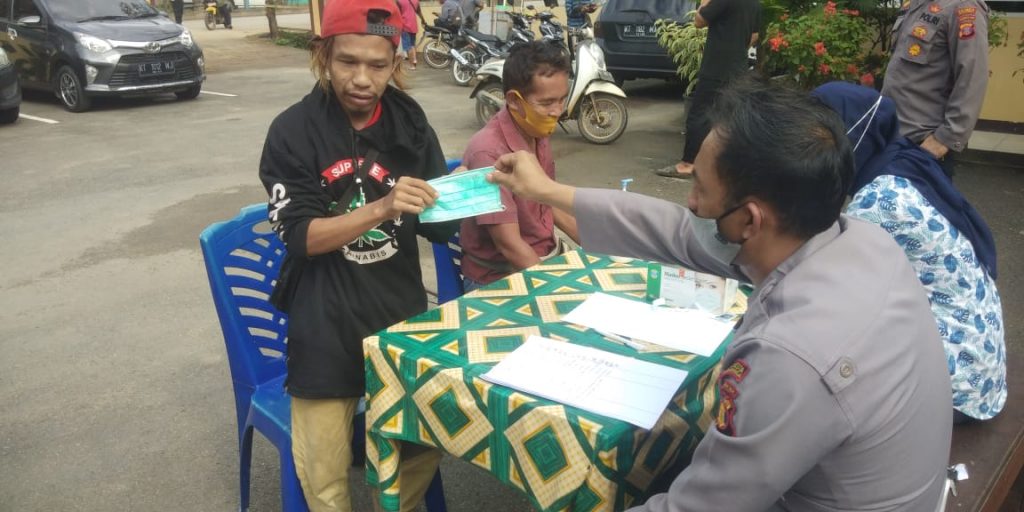Tegakkan Disiplin Protokol Kesehatan, Polsek Sungai Kunjang Laksanakan Operasi Yustisi Covid-19 14 10