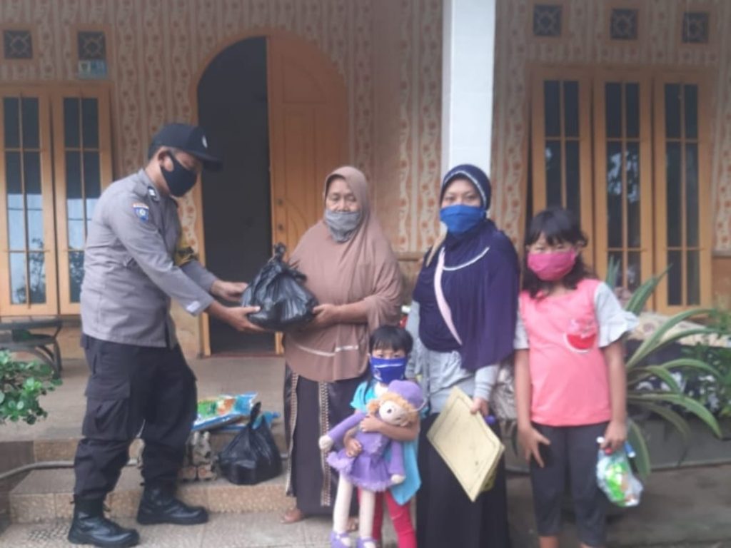 Bhabinkamtibmas Polsek Sungai Pinang Salurkan Bantuan Kepada Warga Terdampak Covid-19 14 4