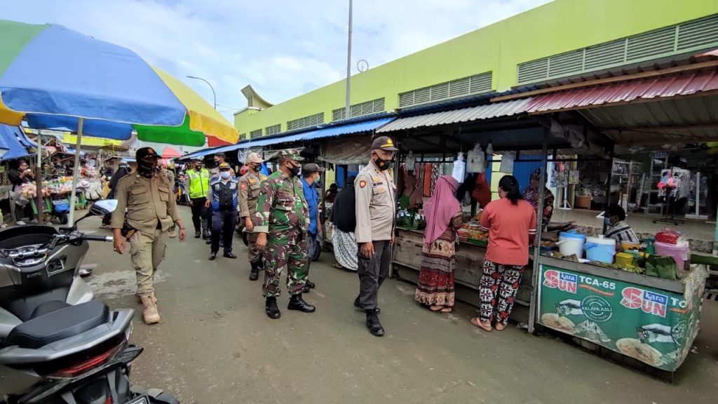 Upaya Pencegahan Penularan Covid-19, Polres Kukar Bersama Tim Pos Terpadu Lakukan Penerapan Protokol Kesehatan 4 14
