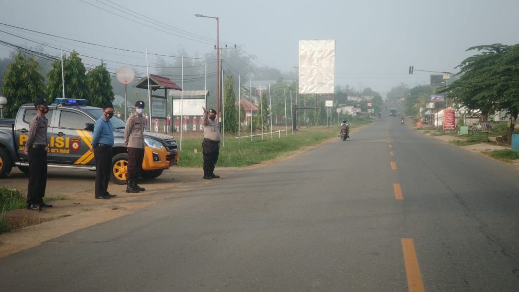 Tingkatkan Pelayanan Prima Kepolisian Kepada Masyarakat, Personil Polres Kubar Laksanakan Gatur Lalin di Titik Keramaian 4 8