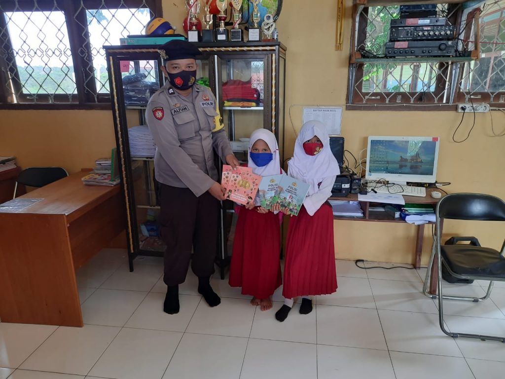 Ingin Anak Kenal Tugas Polisi Sejak Dini, Polres Berau Bagikan Buku ke Sekolah 6 4