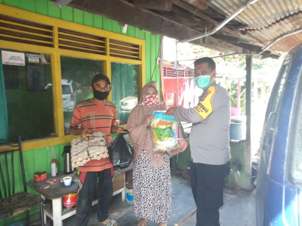 Wujud Rasa Peduli Terhadap Warga Binaan Terdampak Covid-19, Bhabinkamtibmas Supida Salurkan Bantuan 7 12