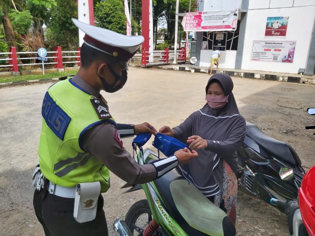 Bagikan Masker dan Sticker Himbauan, Sat Lantas Polres Kukar Beri Arahan Pentingnya Taati Protokol Kesehatan 8 10