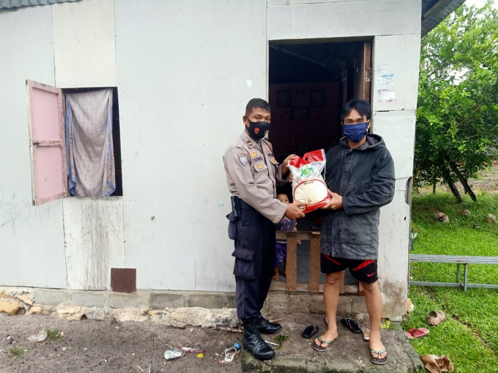 Ditengah Pandemi Covid-19, Polres Kukar Berikan Bantuan Sembako Kepada Masyarakat Kurang Mampu 8 6