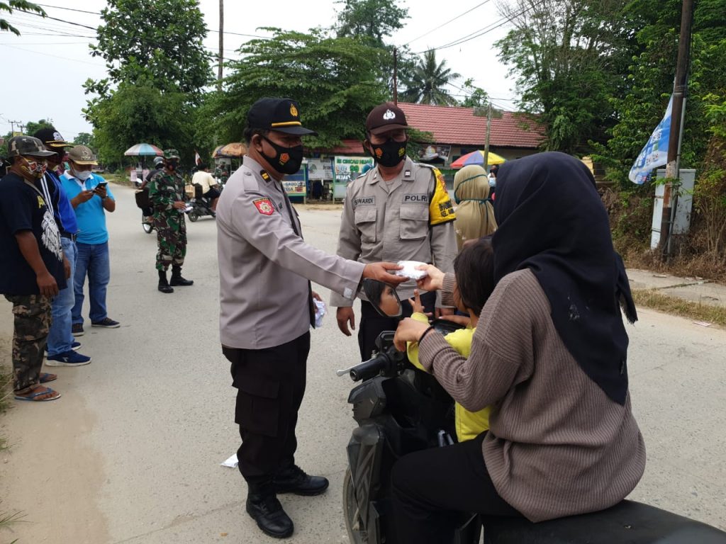 Tiga Pilar Kecamatan Palaran Bersama Puskesmas Bagikan Masker Dalam Rangka Hari Kesehatan Nasional Ke-56 8 7
