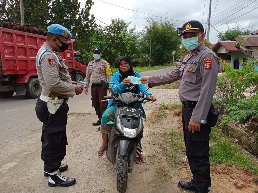 Gelar Ops Yustisi Protokol Covid-19, Aparat Gabungan di Bontang Bagikan Masker kepada Pelanggar Protokol Kesehatan 9 13