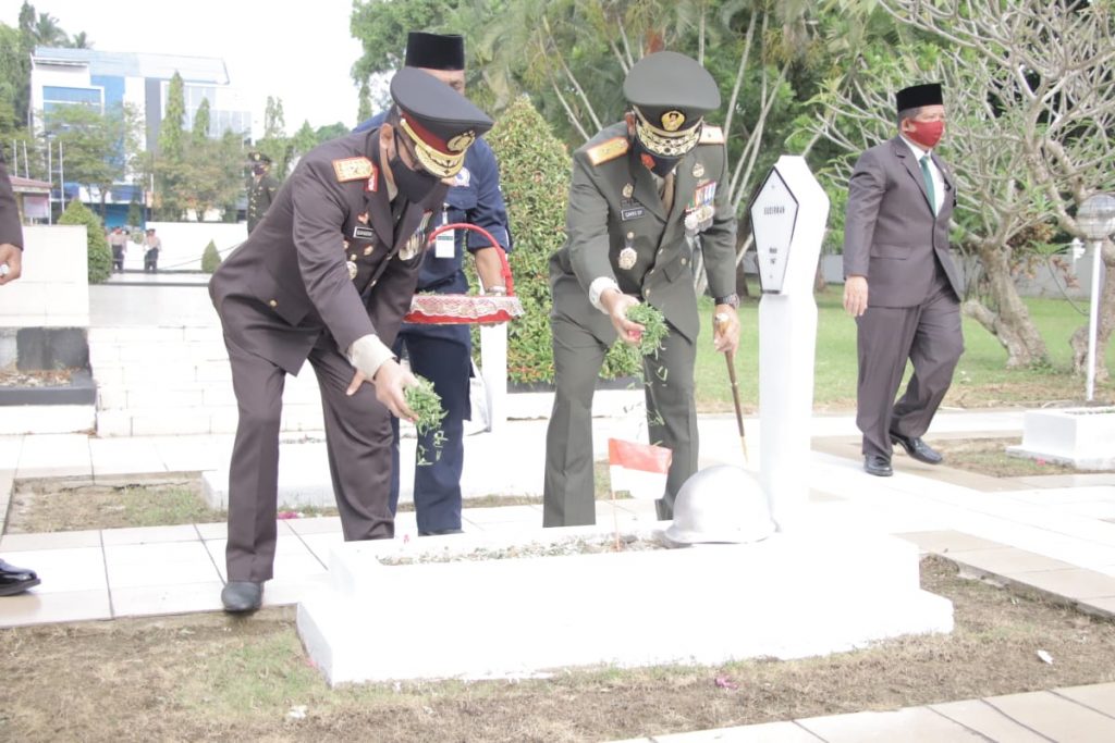 Peringati Hari Pahlawan ke-75, Wakapolda Kaltim Ziarah di Taman Makam Pahlawan Kusuma Bangsa Samarinda 9 4