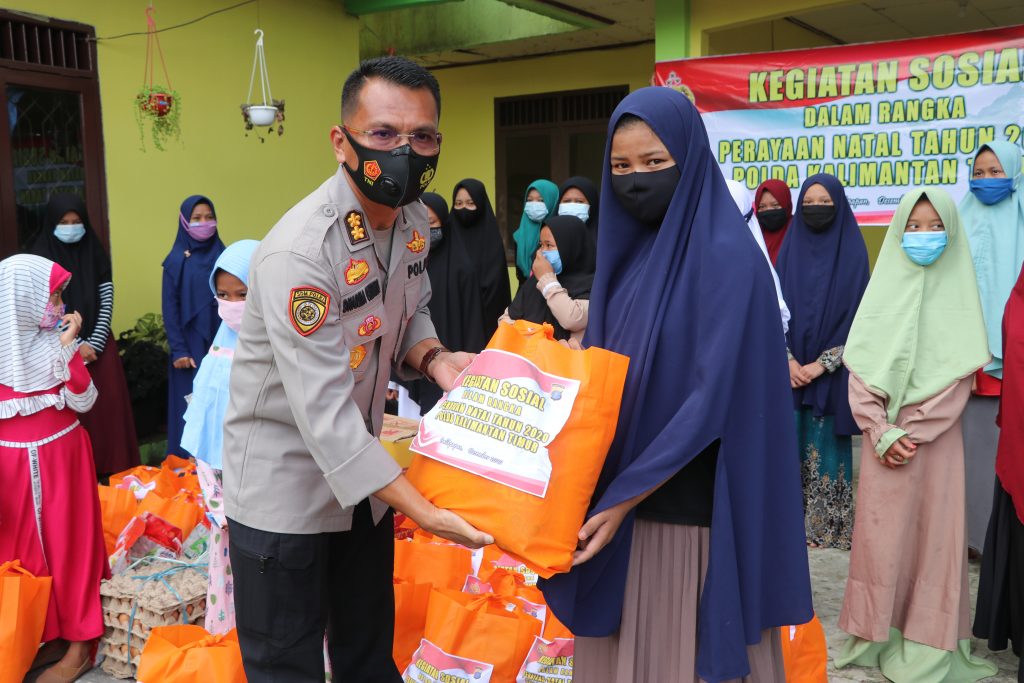 Berbagi Kasih Jelang Natal 2020, Polda Kaltim Bagikan Sembako ke Panti Asuhan IMG 0502