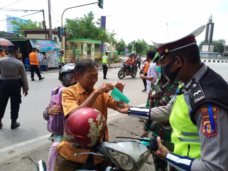 Gelar Patroli Gabungan, Polres Paser Laksanakan Pendisiplinan Protokol Kesehatan Kepada Masyarakat WhatsApp Image 2020 10 31 at 10.00.44 768x576 1