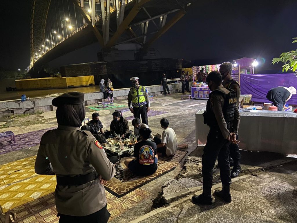Polres Kukar Laksanakan Pendisiplinan Protokol Kesehatan Kepada Masyarakat WhatsApp Image 2020 11 01 at 7.52.33 AM