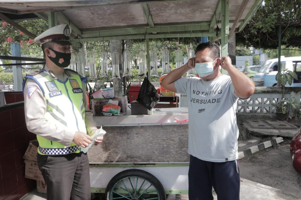 Operasi Zebra Mahakam 2020, Ditlantas Polda Kaltim Bagikan Masker Kepada Masyarakat WhatsApp Image 2020 11 01 at 8.35.21 AM