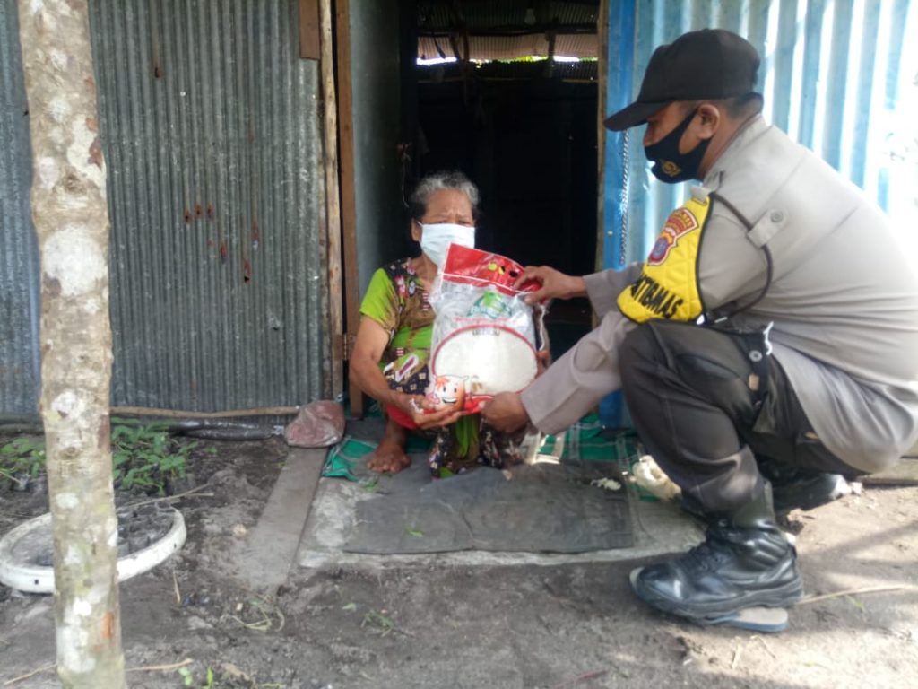 Peduli Terhadap Sesama, Polsek Muara Jawa Bagikan Sembako dan Himbau Protokol Kesehatan WhatsApp Image 2020 11 04 at 8.55.27 AM
