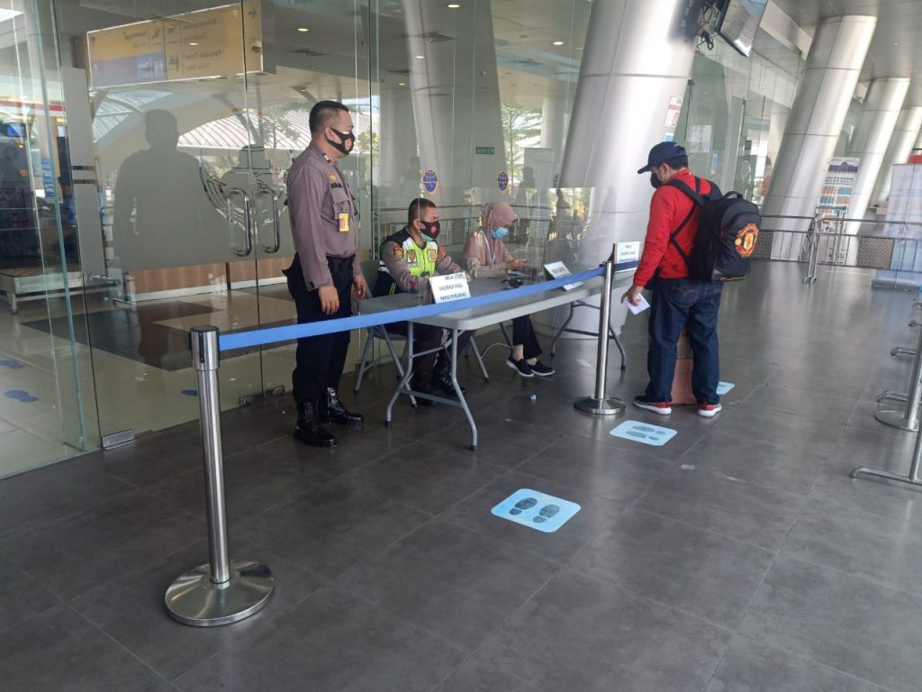Cegah Penyebaran Covid-19, Polsek Sunga Pinang Monitoring Penerapan Protokol Kesehatan di Bandara APT Pranoto Samarinda WhatsApp Image 2020 11 08 at 9.49.08 AM