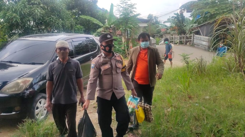 Peduli Sesama, Bhabinkamtibmas Sempaja Utara Salurkan Bantuan Kepada Warga Terdampak Covid-19 WhatsApp Image 2020 11 08 at 9.49.18 AM