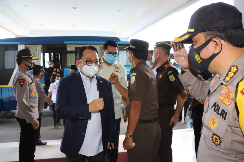 Kapolda Kaltim Sambut Kedatangan Anggota Komisi III DPR RI 2 WhatsApp Image 2020 11 12 at 15.15.56