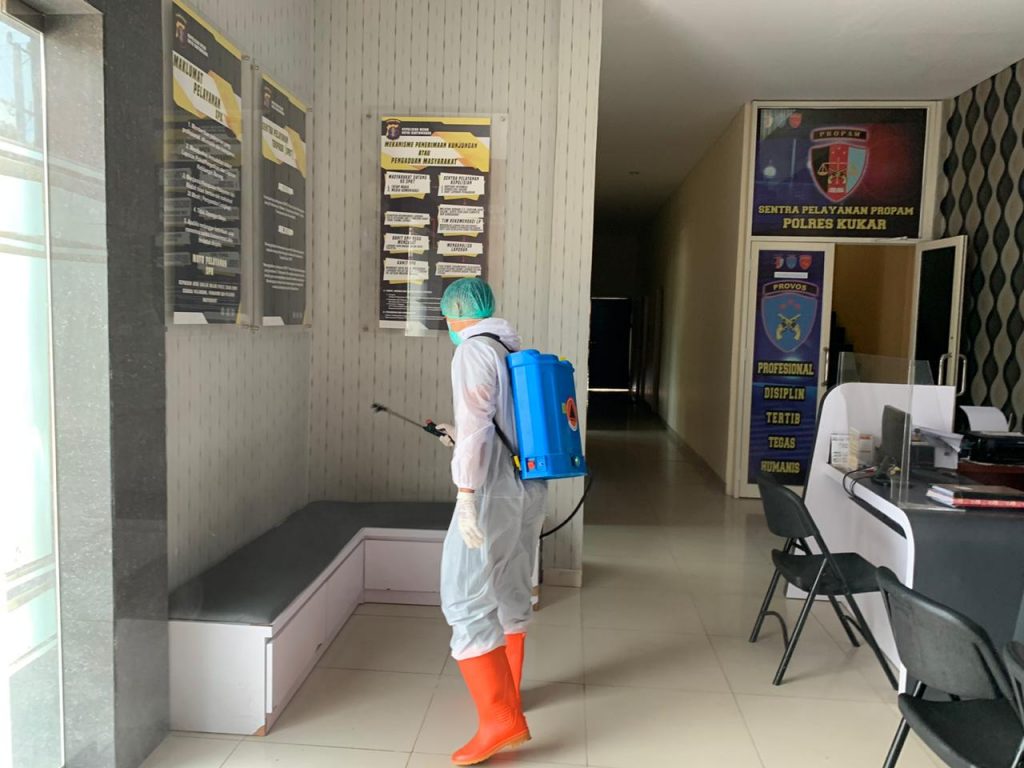 Cegah Penyebaran Covid-19, Polres Kukar Lakukan Penyemprotan Disinfektan di Lingkungan Mako WhatsApp Image 2020 11 13 at 8.34.13 AM