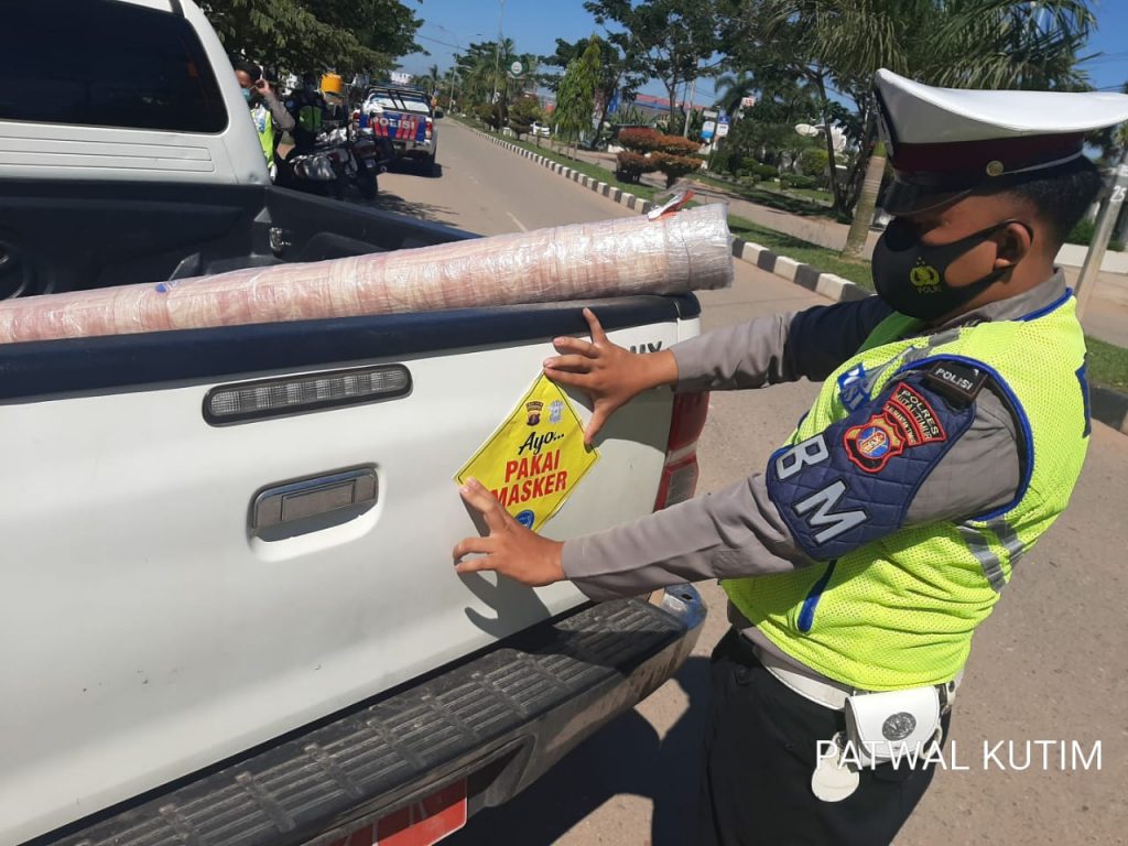 Tempel Stiker Himbauan Ayo Pakai Masker, Satlantas Polres Kutim Beri Arahan Pentingnya Taati Protokol Kesehatan WhatsApp Image 2020 11 17 at 8.50.49 AM