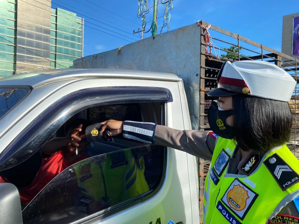 Bagikan Masker Kepada Pengendara, Satlantas Polres Kutim Ingatkan Protokol Kesehatan Covid – 19 WhatsApp Image 2020 11 17 at 8.53.36 AM