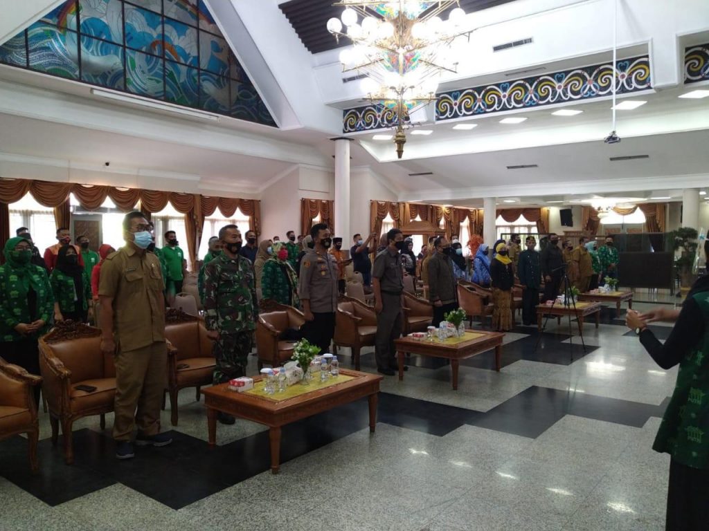Wujudkan Harkamtibmas, Kapolsek Tenggarong Hadiri Acara Pelantikan DPC Putri Kukar WhatsApp Image 2020 11 21 at 6.40.12 AM