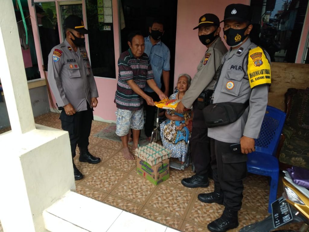 Peduli Sesama, Polsek Samarinda Kota Salurkan Bantuan Sembako Kepada Warga Yang Tidak Mampu WhatsApp Image 2020 11 21 at 8.56.20 AM