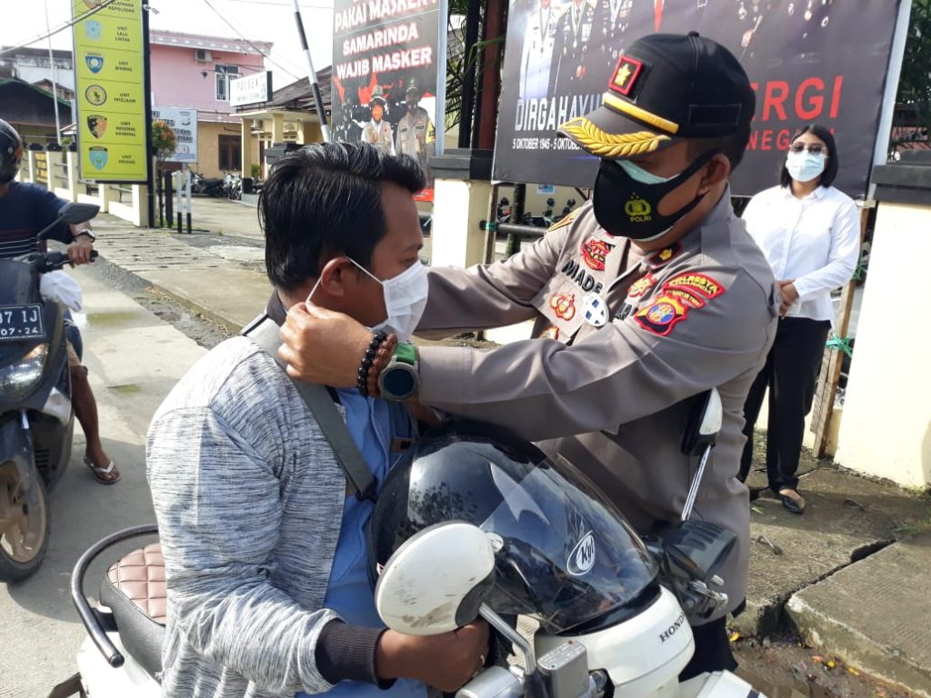 Operasi Yustisi, Kapolsek Samarinda Seberang Bagikan Masker Kepada Masyarakat WhatsApp Image 2020 11 24 at 08.54.28