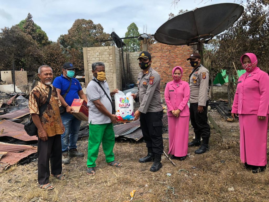 Kunjungi Korban Kebakaran, Kapolsek Sambaliung Berikan Bantuan Sembako WhatsApp Image 2020 11 24 at 14.08.55