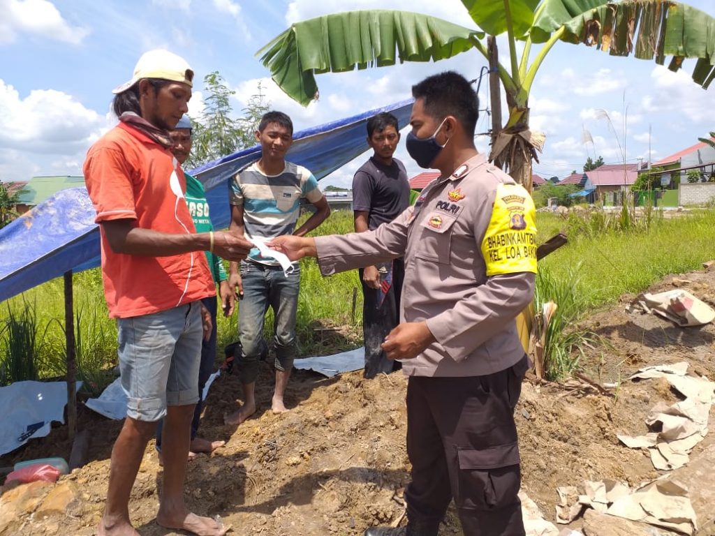 Cegah Penyebaran Covid-19, Bhabinkamtibmas Polsek Sungai Kunjang Bagikan Masker di Daerah Binaannya WhatsApp Image 2020 11 24 at 8.54.55 AM