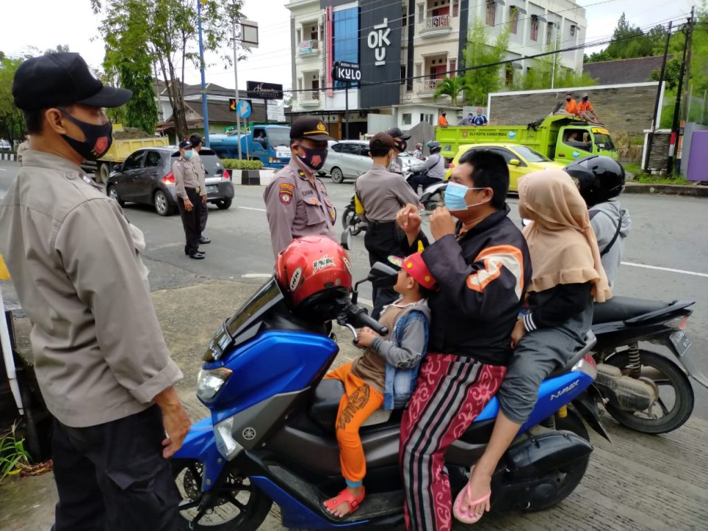 Polsek Samarinda Ulu Lakukan Upaya Pendisiplinan Protokol Kesehatan Kepada Masyarakat WhatsApp Image 2020 11 25 at 9.33.58 AM